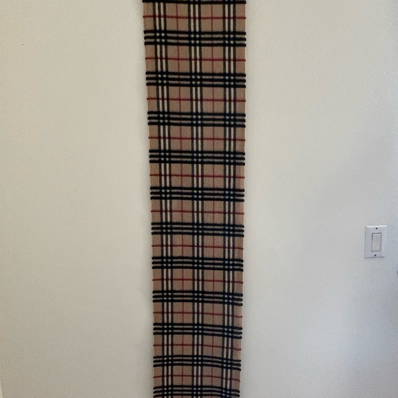Burberry traditional check cashmere scarf - Picture 4 of 4